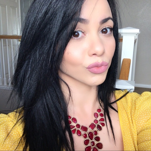 Meet your Posher, Jazmine Owner of DDS Boutique - Picture 2 of 7